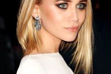 medium-length golden blonde rooty blonde hair with a slight asymmetry is a cool and chic idea