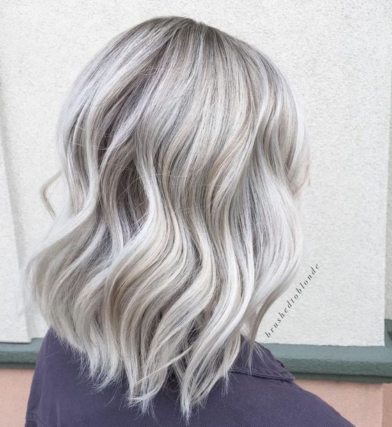 Shoulder length silver blonde hair with waves and volume is a chic and stylish idea, the length is very up to date
