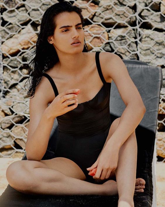 a minimalist black one piece swimsuit with a bustier top is a lovely idea to rock
