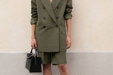 an elegant work look with a suit including an oversized blazer and bermuda shorts, black ankle strap shoes and a black bag