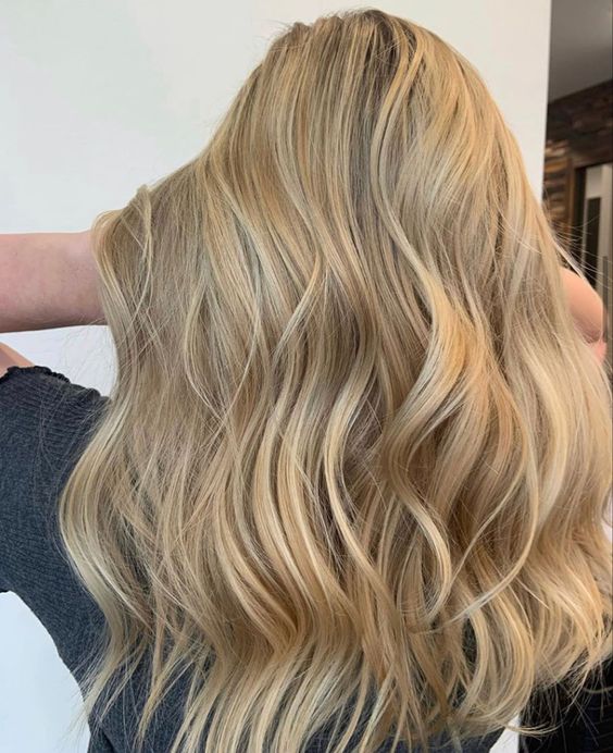 long sunkissed honey blonde hair with slight waves is a lovely idea for the beach season