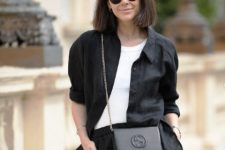 a black linen suit with a white t-shirt and a black bag is ideal for a relaxed yet very professional look