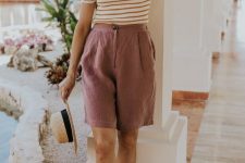a retro vacation look with a striped top, mauve linen Bermudas, black slippers and a hat