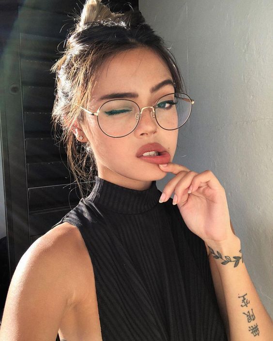 oversized round glasses in a thin black metal frame is up to date classics that came back, changed the size and looks amazing