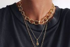 04 tiered necklaces including a gold chunky chain are a very trendy and chic solution for every season