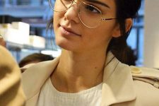 11 Kendall Jenner wearing aviator glasses in a thin gold metal frame looks amazing, trendy and bold