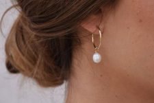 11 hoop earrings spruced up with pearls are a fresh and girlish solution that gives a delicate feel to the look