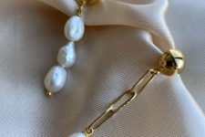 12 gorgeous yellow gold chain and baroque pearl earrings are showing off two trends in one – chains and baroque pearls