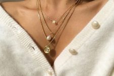 17 lovely layered necklaces with a monogram, a baroque pearl, a godl coin are amazing to highlight your V-neckline