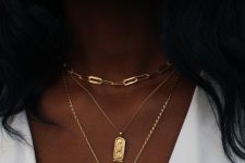21 gold necklace layering – a chunky chain choker, two delicate necklaces with statement pendants is amazing