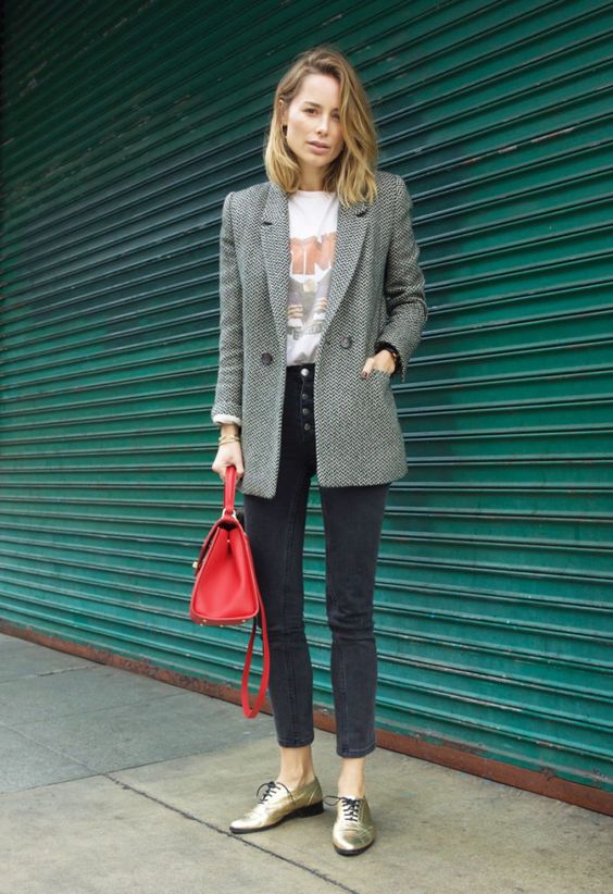 a printed t shirt, black cropped jeans, silver Oxford shoes, a grey oversized blazer and a red bag for a chic look
