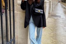 09 a simple fall look with a white t-shirt, blue jeans, a navy oversized blazer, navy sneakers and a black bag