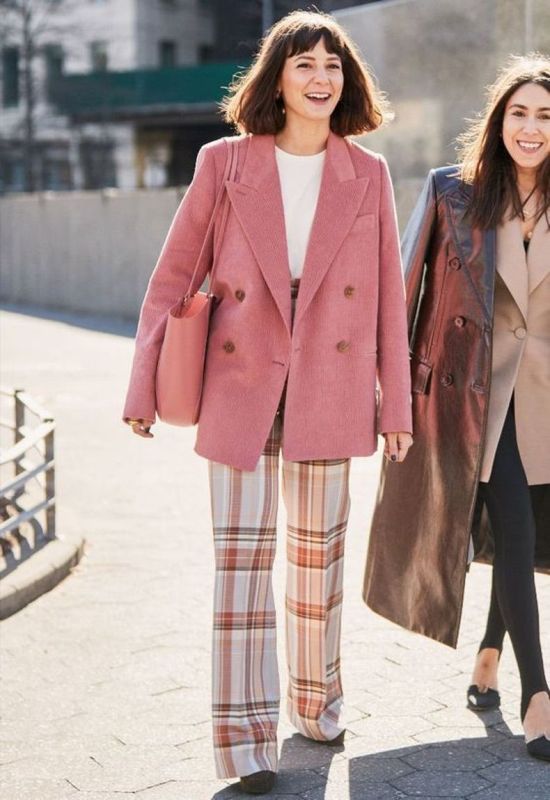 a cute girlish look with plaid trousers, a white t-shirt, a pink oversized corduroy blazer and a pink tote is amazing