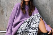 21 a cozy and girlish fall look with a lilac oversized sweater, a leopard print midi skirt, black Chelsea boots