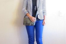 With black t-shirt, blue skinny pants, gray leather crossbody bag and gray patent leather pumps