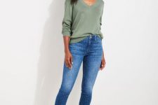 With printed cropped jeans and beige flat shoes
