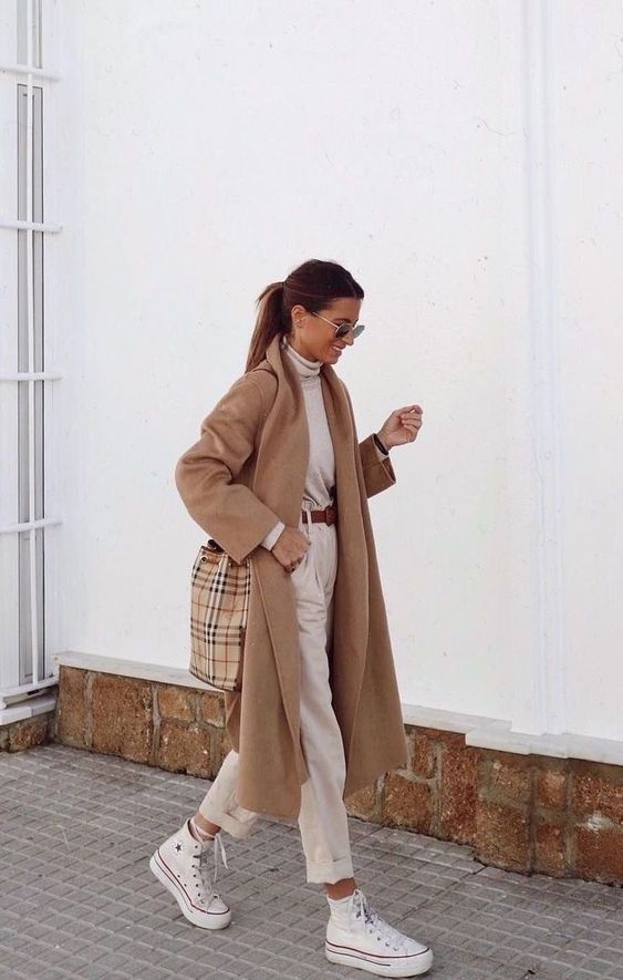 a neutral fall look with a neutral turtleneck, high waisted trousers, white sneakers, a brown belt and a plaid tote