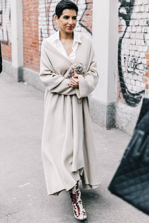 a neutral outfit with a white shirtdress, a long neutral cardigan, catchy boots and a faux fur clutch