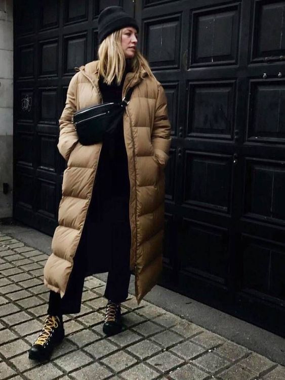 a refined winter look in black, with trendy hiking boots and a chic gold puffer midi coat is a lovely idea