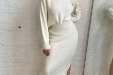 25 a fresh winter look with a creamy knit suit – a turtleneck and a midi skirt with a slit plus black combat boots