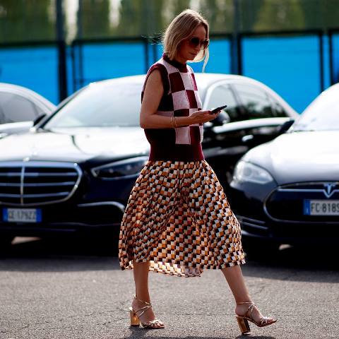 With printed midi skirt and golden high heels
