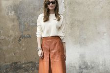 05 a delicate look with a creamy jumper, a cognac-colored leather midi, blush shoes and a blush bag