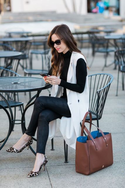 With black skinny trousers, brown leather tote bag, sunglasses and leopard printed pumps