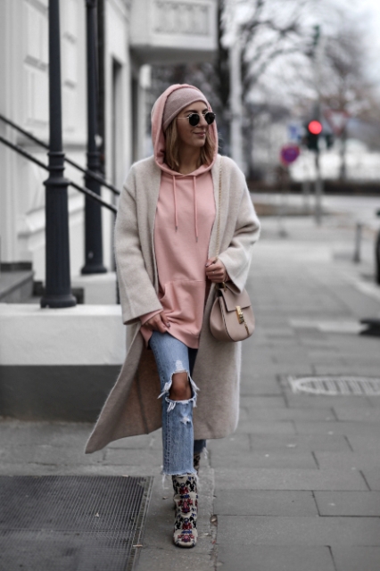 With distressed cropped jeans, pale pink hat, rounded sunglasses, beige chain strap bag and floral printed heeled boots