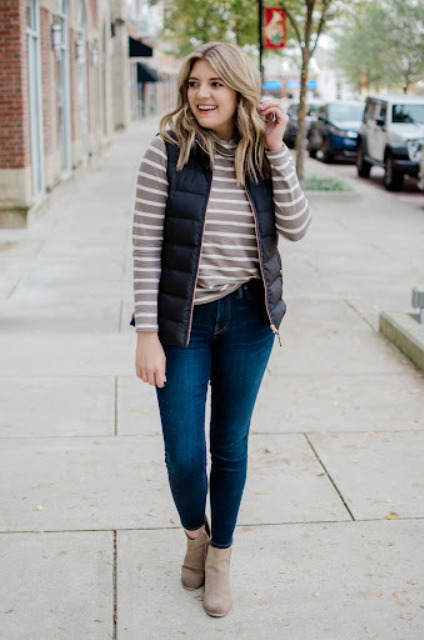 With navy blue skinny jeans and beige suede ankle boots