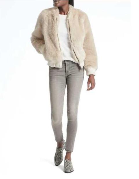 With white loose shirt, gray skinny jeans and snake printed flat shoes