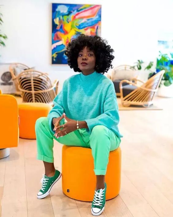 a colorful outfit with a turquoise turtleneck sweater, green trousers and emerald sneakers is a great idea