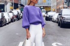 a cool look with a purple chunky knit sweater, white trousers with black strieps, a white bucket bag and shoes