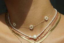 beautiful layered necklaces with a baroque pearl, pearl flowers, gold chains including a very sleek one for a girlish touch in the look