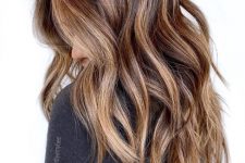 brown hair with blonde and caramel highlights – blend several shades of caramel to achieve a 3D effect