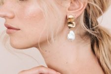 dreamy minimalist statement earrigns of gold in a catchy irregular shape and a large baroque pearl for a wow look