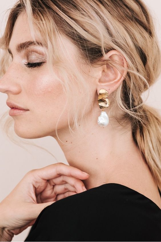 dreamy minimalist statement earrigns of gold in a catchy irregular shape and a large baroque pearl for a wow look