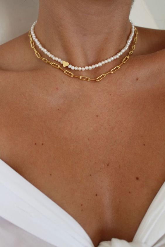layered necklaces - a pearl choker and a gold chain one look amazing, catchy and very chic and catch an eye