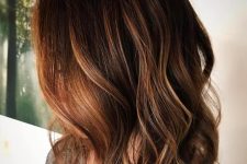 medium-length golden caramel waves on dark chestnut hair look effortlessly chic and very eye-catchy and beautiful