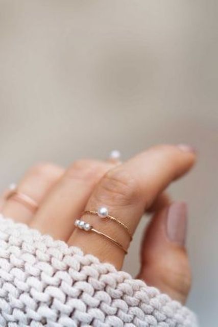 stacked gold rings with pearls are a cool and dreamy idea to spruc eup your outfit in any season