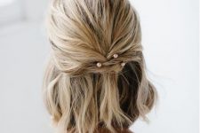 04 short textural and wavy hair done into a half updo with blush pearl hairpins is a lovely idea thta won’t take much effort