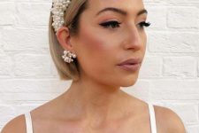 05 short sleek bob accented with a statement pearl headband and matching earrings for a glam party look
