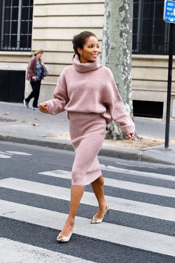 a feminine look with a pink oversized turtleneck sweater and a high-waisted midi pencil skirt, snakeskin print slingbacks