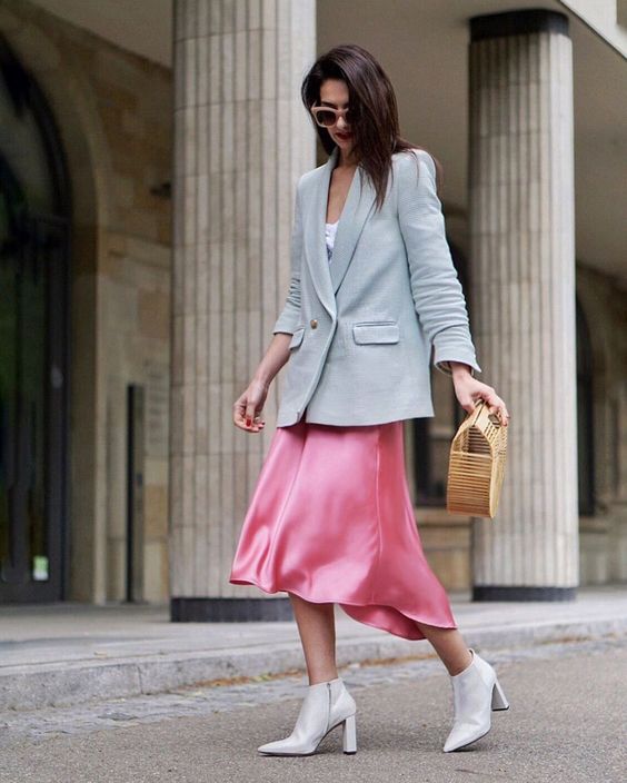a catchy spring work look with a white t-shirt, a grey oversized blazer, a pink slip midi skirt, white booties and a wooden bag