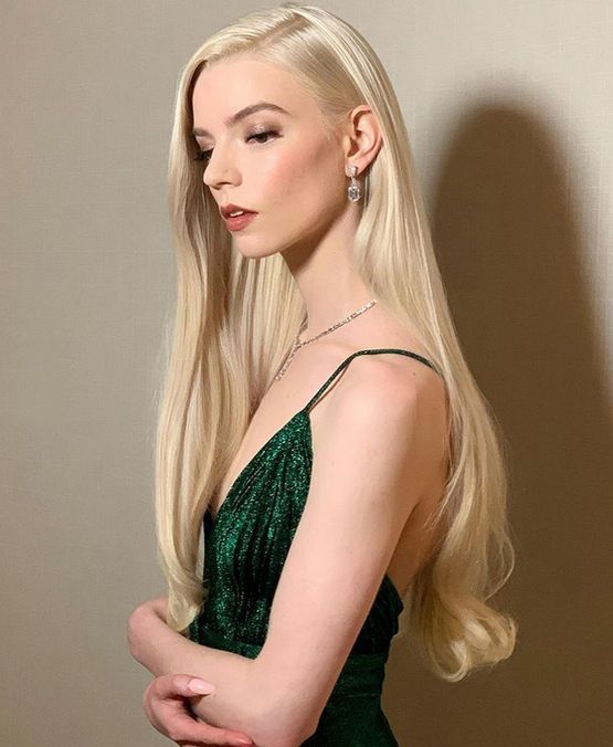 Anya Taylor Joy wearing beautiful long locks done in creamy blonde, with a bit of curly tips looks just jaw dropping