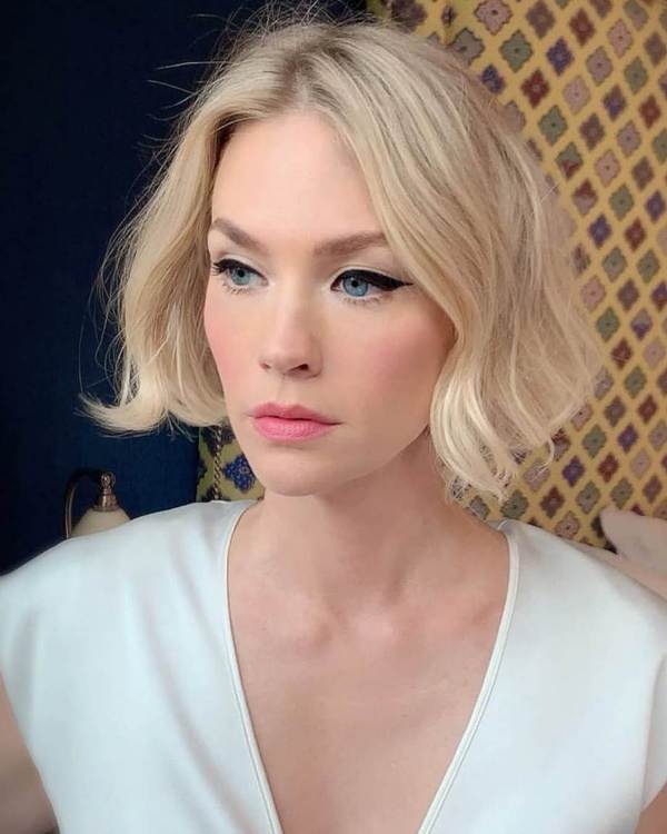 January Jones wearing a short bob in creamy blonde, with slight waves, looks airy and very pretty