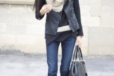 With sunglasses, long shirt, leather jacket, gray bag, cuffed jeans and beige fringe ankle boots