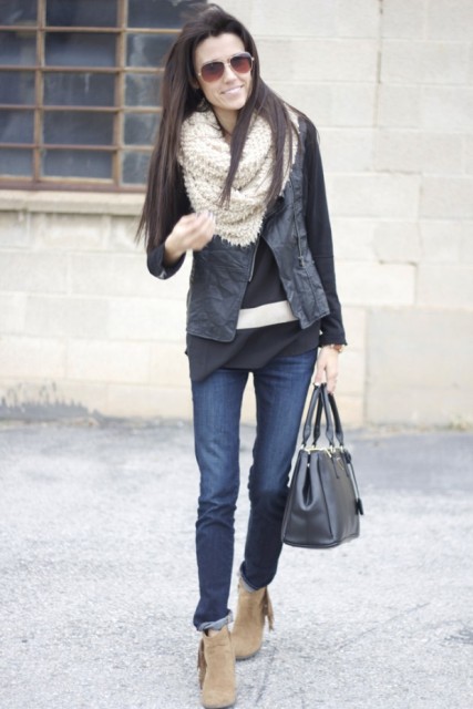 With sunglasses, long shirt, leather jacket, gray bag, cuffed jeans and beige fringe ankle boots