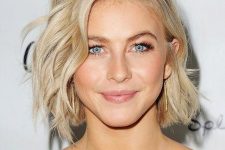 gorgeous creamy blonde short wavy hair shows off dimension and texture and gives a bold and catchy touch to your look
