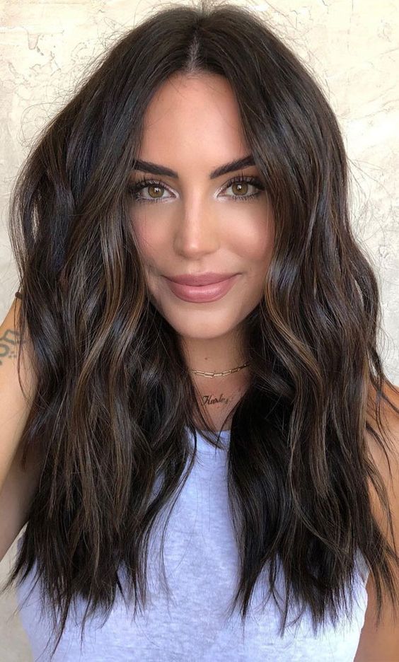 messy and textural cold brew hair with a bit of highlights looks fabulous and very stylish and chic