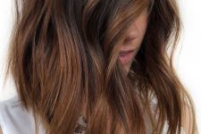 wavy and textural cold brew hair with caramel balayage starting in the middle and with money piece is a lovely idea
